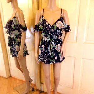 Romper w/belt Ruffled bottom